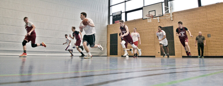 Jugend trainiert in vielen Sportarten: Basketball, Fußball, Handball